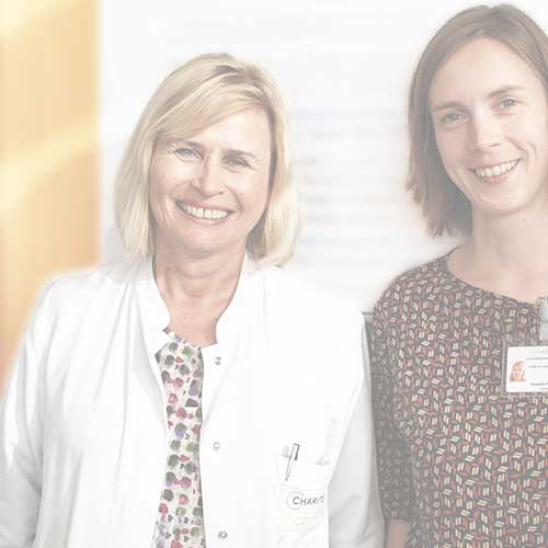 Bild: Dr. med. Christine Klapp, Oberärztin der Klinik für Geburtsmedizin, Leiterin des Projekts Babylotse der Charité und Susanne Preißel, Babylotsin.