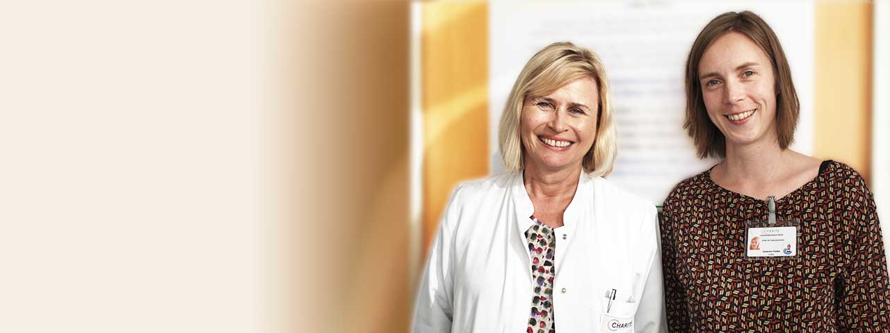 Bild: Dr. med. Christine Klapp, Oberärztin der Klinik für Geburtsmedizin, Leiterin des Projekts Babylotse der Charité und Susanne Preißel, Babylotsin.