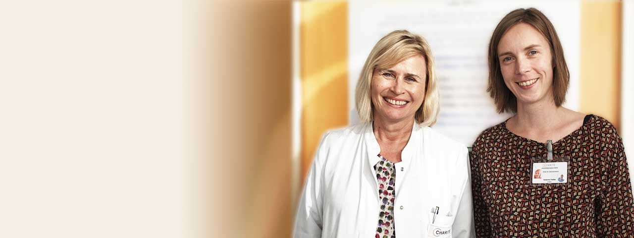 Bild: Dr. med. Christine Klapp, Oberärztin der Klinik für Geburtsmedizin, Leiterin des Projekts Babylotse der Charité und Susanne Preißel, Babylotsin.